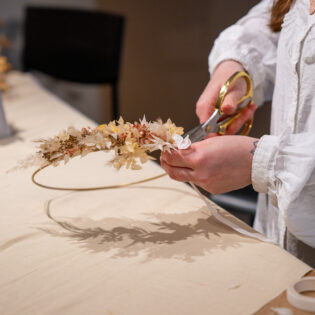 Couronne de fleurs séchées réalisée en atelier à Lyon