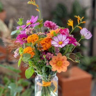 Bouquet coloré et contrasté fuchsia orange