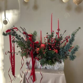 Bûche végétale La Tradition en format moyen, feuillages d’hiver, sapin noble, mousse verte et accessoire monochrome, création Parenthèse Florale Lyon.