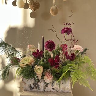 Bûche fleurie Velours Fruité, fleurs de saison framboise, groseille et rose poudré, composition colorée format moyen ou grand, Parenthèse Florale Lyon.