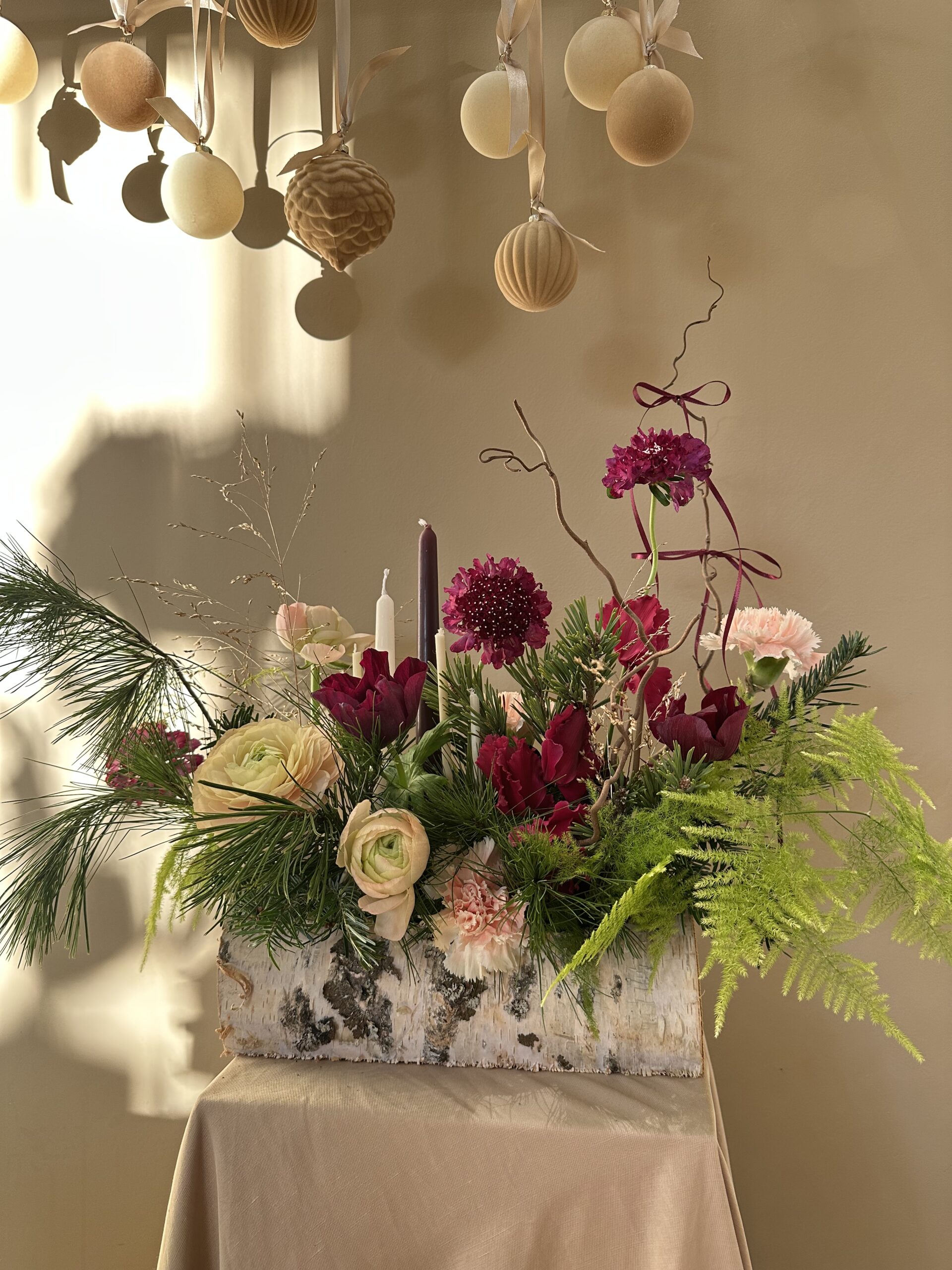 Bûche fleurie Velours Fruité, fleurs de saison framboise, groseille et rose poudré, composition colorée format moyen ou grand, Parenthèse Florale Lyon.