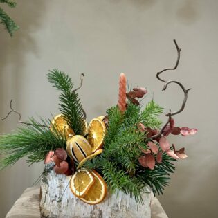 Une bûche végétale intemporelle, travaillée avec des textures d’hiver et une touche monochrome. Idéale pour une table chaleureuse et authentique.