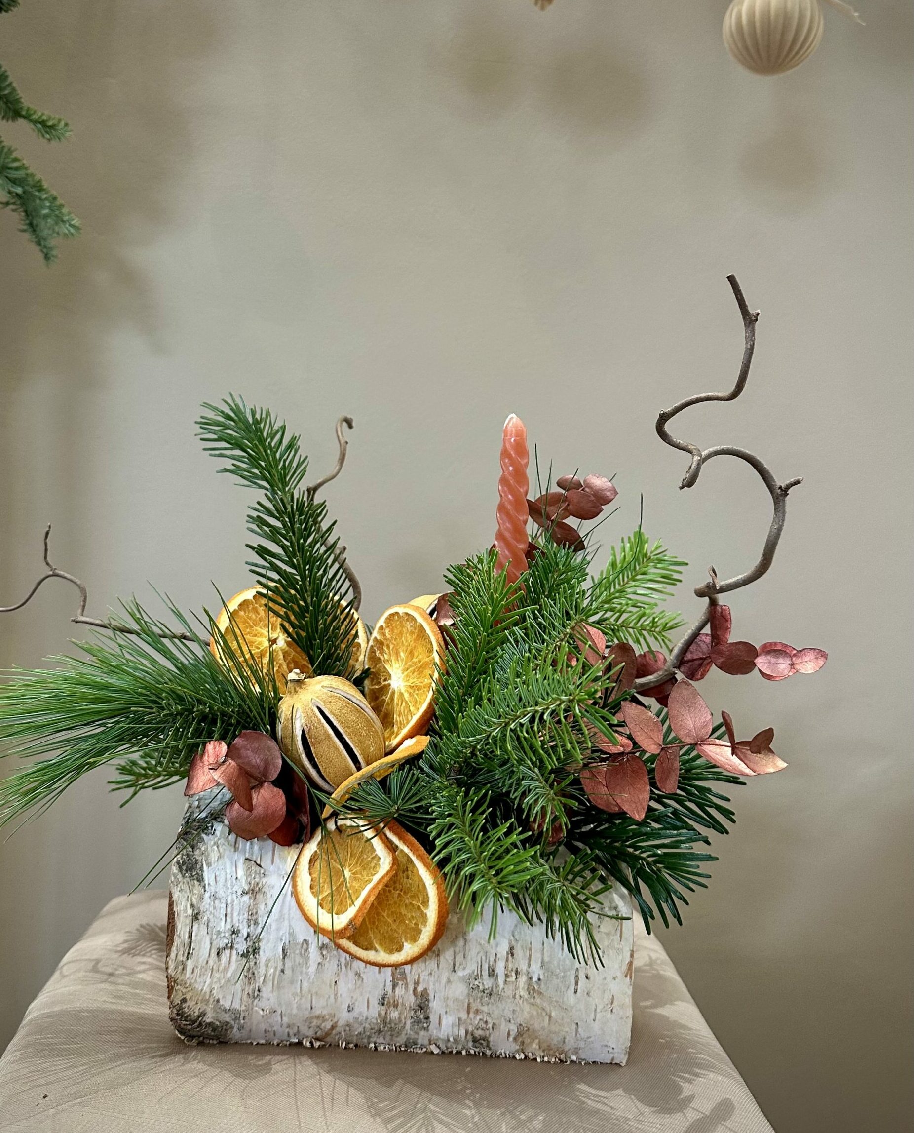 Une bûche végétale intemporelle, travaillée avec des textures d’hiver et une touche monochrome. Idéale pour une table chaleureuse et authentique.