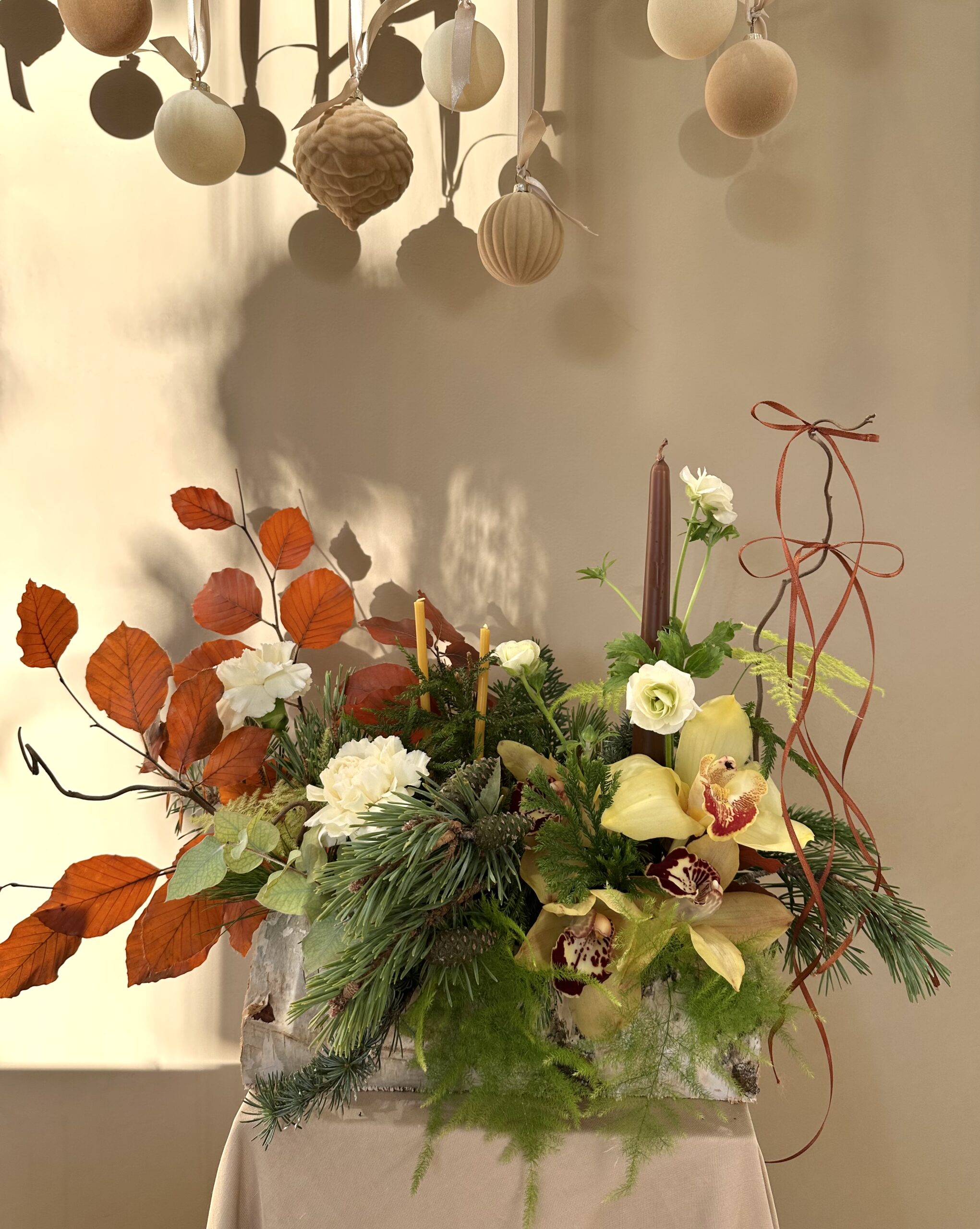 Bûche fleurie Biscuit, fleurs de saison beige, crème et miel, composition sur base bois en format moyen ou grand, création Parenthèse Florale Lyon.