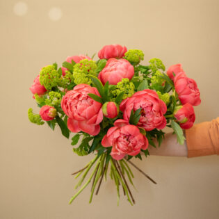 Bouquet de pivoines fraîches avec eucalyptus – Parenthèse Florale Lyon