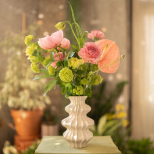 Bouquet Matcha Latte rose poudré et vert acide dans un vase blanc – Parenthèse Florale Lyon