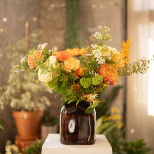 Bouquet Mango Frappuccino orangé et jaune dans un vase brun – Parenthèse Florale Lyon
