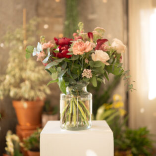 Bouquet de fleurs pastel rose poudré et crème – Parenthèse Florale Lyon