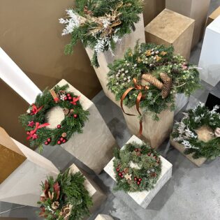 Couronne de Noël classique réalisée en atelier à Lyon