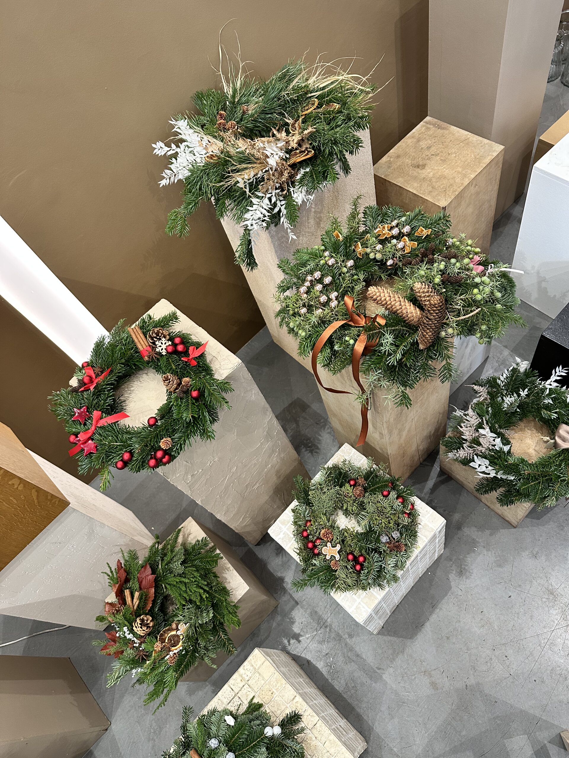 Couronne de Noël classique réalisée en atelier à Lyon